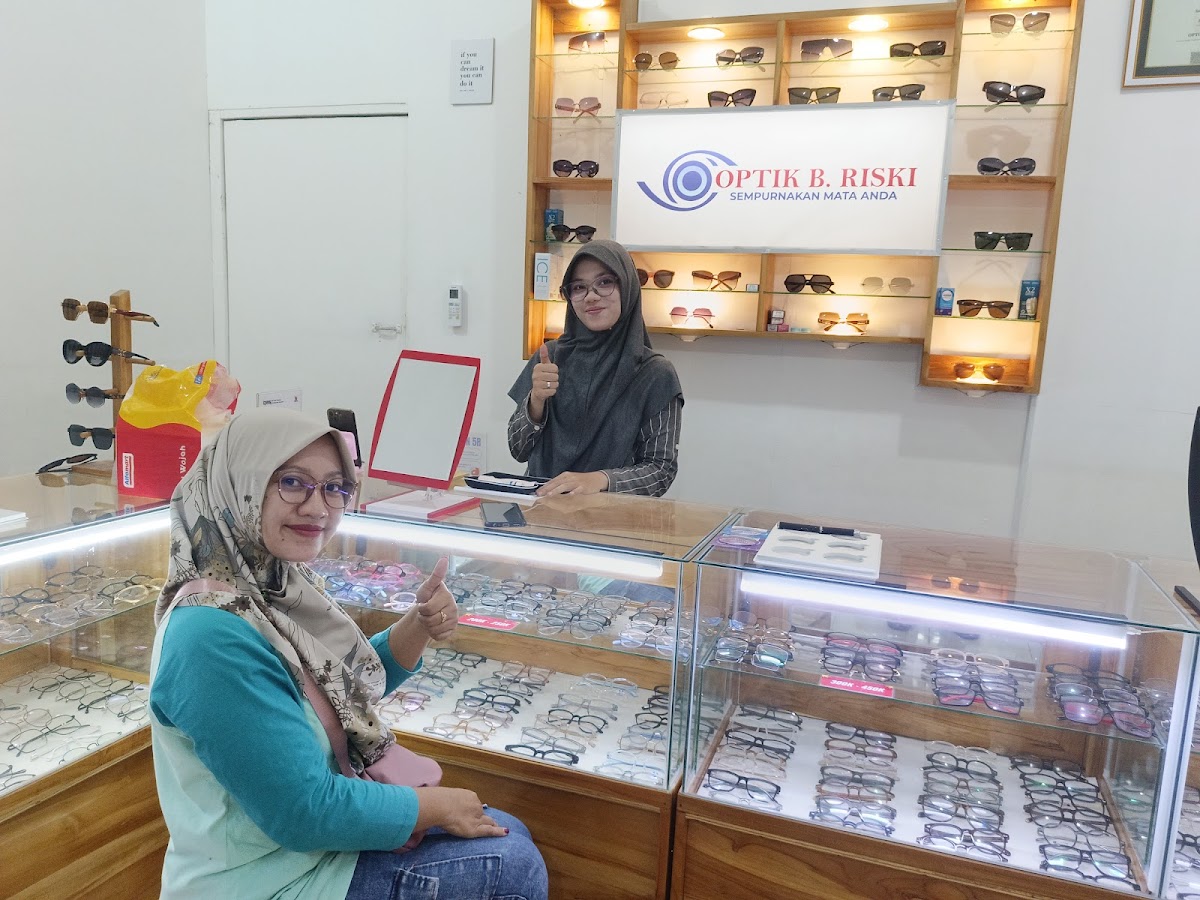 Optik B. Riski Kutoarjo